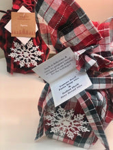 Load image into Gallery viewer, Holiday Apron - Tomato Basil Pasta Soup Mix &amp; Italian Herb Beer Bread Mix
